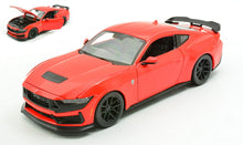 Indlæs billede til gallerivisning FORD USA MUSTANG DARK HORSE COUPE 2024 RED 1:24 fra Maisto