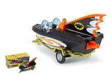 Indlæs billede til gallerivisning BATMAN BATBOAT + TRAILER WITH BATMAN AND ROBIN BLACK 1:46