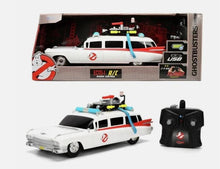 Indlæs billede til gallerivisning Cadillac ECTO-1 1959 `GHOSTBUSTERS` - RADIO CONTROLE hvid/rød 1:16