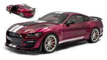 Indlæs billede til gallerivisning SHELBY MUSTANG GT500KR 2023 MET.PURPLE/WHITE STRIPES 1:18