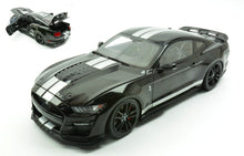 Indlæs billede til gallerivisning FORD USA MUSTANG SHELBY GT500 COUPE 2022 BLACK WHITE 1:18