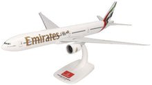 Indlæs billede til gallerivisning Boeing 777-300ER Emirates 2023 colors hvid/guld/rød/sort 1:200 fra Herpa