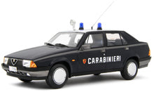 Indlæs billede til gallerivisning Alfa Romeo 75 1.6-1.8 CARABINIERI 1985 mørk blå/hvid 1:18