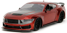 Indlæs billede til gallerivisning FORD USA MUSTANG DARK HORSE COUPE 2024 RED 1:24 fra Maisto