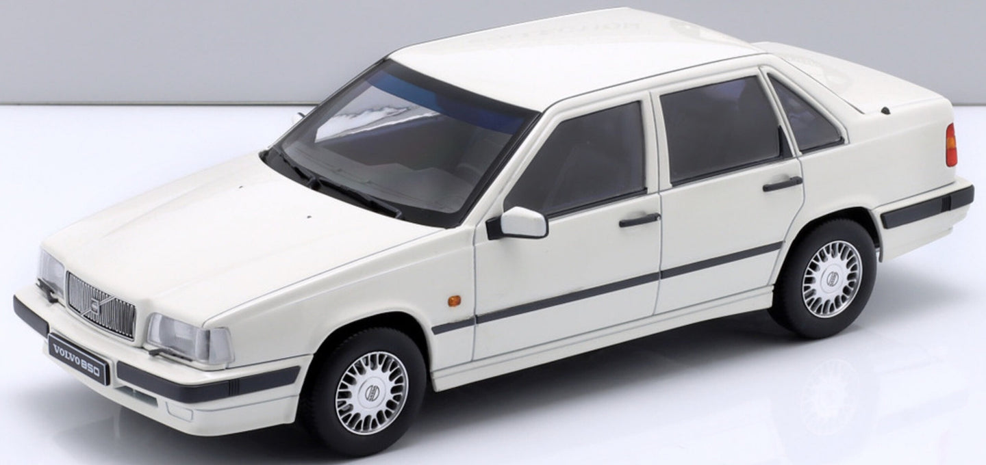 Volvo 850 1993 hvid 1:18 fra Triple 9