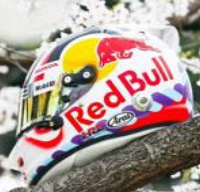 Oracle Red Bull Racing F1 Helmet - Yuki Tsunoda - Japanese GP 2025 hvid 1:5