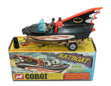 Indlæs billede til gallerivisning BATMAN BATBOAT + TRAILER WITH BATMAN AND ROBIN BLACK 1:46