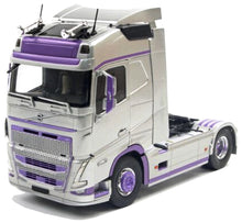 Indlæs billede til gallerivisning VOLVO FH16 750 GLOBETROTTER XL TRACTOR TRUCK 2-ASSI 2021 SILVER PURPLE 1:24