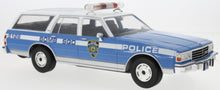 Indlæs billede til gallerivisning CHEVROLET CAPRICE ESTATE SW STATION WAGON NYPD NEW YORK POLICE DEPARTMENT 1985 BLUE WHITE 1:18