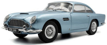 Indlæs billede til gallerivisning Aston Martin DB5 1964 lys blå metallic 1:18 fra Solido
