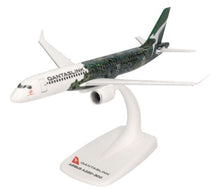 Indlæs billede til gallerivisning AIRBUS A220-300 QantasLink Art Ser./ Minyma Kutjara Tjukurpa hvid/grøn 1:200