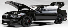 Indlæs billede til gallerivisning FORD USA MUSTANG SHELBY GT500 COUPE 2022 BLACK WHITE 1:18