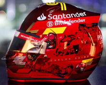 Indlæs billede til gallerivisning CARLOS SAINZ HELMET - ABU DHABI GP 2024 rød/gul 1:5