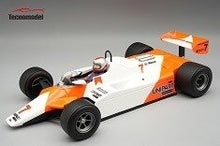Indlæs billede til gallerivisning Mclaren MP4/1B 1982 Winner USA GP Detroit #7 Driven by: John Watson with driver figure rød/hvid 1:18