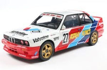 Indlæs billede til gallerivisning BMW 3-SERIES (E30) N 27 JTCC SEASON 1986 ATSUSHI KAWAMOTO - ANTHONY REID WHITE RED BLUE 1:18