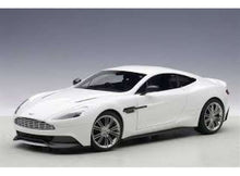 Indlæs billede til gallerivisning 2015 Aston Martin Vanquish, white 1:18