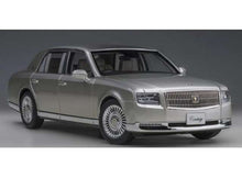 Indlæs billede til gallerivisning 1/18 Toyota Century with curtains, silver 1:18