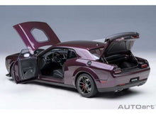 Indlæs billede til gallerivisning 1/18 2022 Dodge Challenger R/T Scat Pack Shaker Widebody, hellraisin 1:18