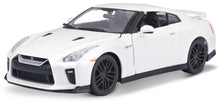 Indlæs billede til gallerivisning NISSAN GT-R (R35) COUPE 2017 WHITE PEARL MET 1:24 fra Burago