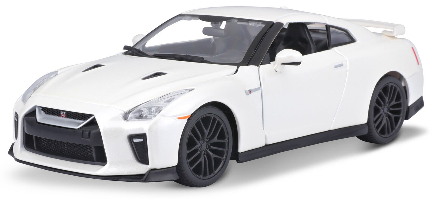 NISSAN GT-R (R35) COUPE 2017 WHITE PEARL MET 1:24 fra Burago