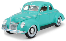 Indlæs billede til gallerivisning FORD USA DELUXE 2-DOOR 1939 TORQUOISE 1:18