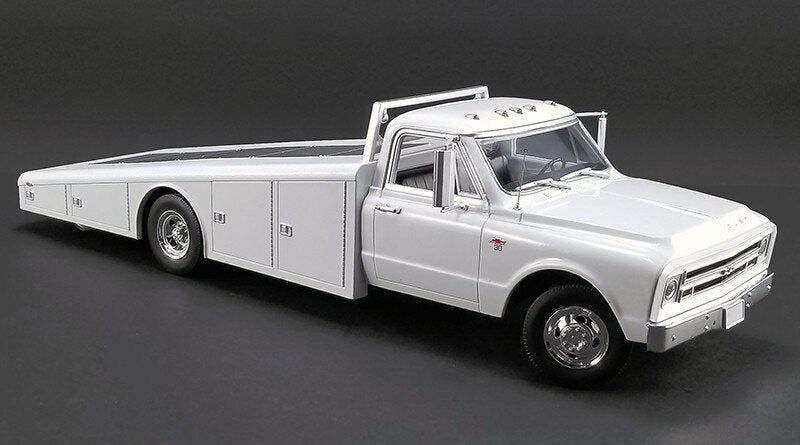 CHEVROLET C-30 TRUCK RAMP CAR TRANSPORTER 1967 WHITE 1:18