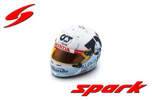 Indlæs billede til gallerivisning ARAI HELMET F1 CASCO HELMET AT04 TEAM ALPHA TAURI N 22 SINGAPORE GP 2023 YUKI TSUNODA WHITE LIGHT BLUE 1:5