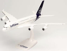 Indlæs billede til gallerivisning Airbus A380-800 Lufthansa hvid/mørk blå 1:250