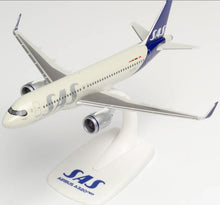 Indlæs billede til gallerivisning AIRBUS A320 neo – SE-ROX „Roar Viking“ SAS Scandinavian Airlines hvid/blå/grå 1:200 fra Herpa