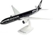 Indlæs billede til gallerivisning Boeing 777-300ER Air New Zealand All Blacks sort/grå 1:200