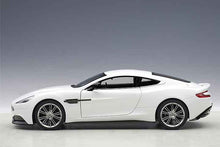 Indlæs billede til gallerivisning 2015 Aston Martin Vanquish, white 1:18