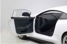 Indlæs billede til gallerivisning 2015 Aston Martin Vanquish, white 1:18
