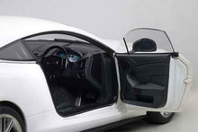 Indlæs billede til gallerivisning 2015 Aston Martin Vanquish, white 1:18