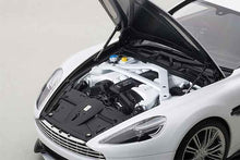 Indlæs billede til gallerivisning 2015 Aston Martin Vanquish, white 1:18