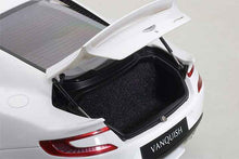 Indlæs billede til gallerivisning 2015 Aston Martin Vanquish, white 1:18