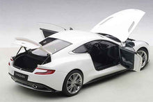 Indlæs billede til gallerivisning 2015 Aston Martin Vanquish, white 1:18