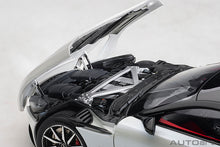 Indlæs billede til gallerivisning Aston Martin DB11, morning frost white 1:18