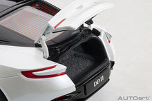 Indlæs billede til gallerivisning Aston Martin DB11, morning frost white 1:18