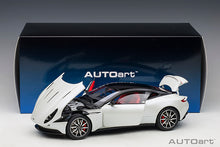 Indlæs billede til gallerivisning Aston Martin DB11, morning frost white 1:18