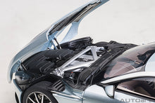 Indlæs billede til gallerivisning Aston Martin DB11, skyfall silver 1:18