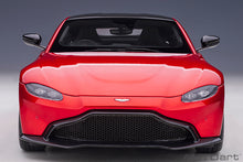 Indlæs billede til gallerivisning ASTON MARTIN VANTAGE 2019 HYPER RED CARBON BLACK ROOF 1:18