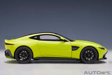 Indlæs billede til gallerivisning 1/18 2019 Aston Martin Vantage, lime essence 1:18