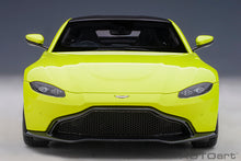 Indlæs billede til gallerivisning 1/18 2019 Aston Martin Vantage, lime essence 1:18