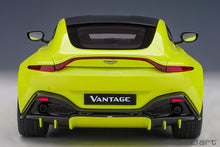 Indlæs billede til gallerivisning 1/18 2019 Aston Martin Vantage, lime essence 1:18