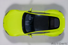 Indlæs billede til gallerivisning 1/18 2019 Aston Martin Vantage, lime essence 1:18