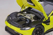 Indlæs billede til gallerivisning 1/18 2019 Aston Martin Vantage, lime essence 1:18