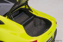 Indlæs billede til gallerivisning 1/18 2019 Aston Martin Vantage, lime essence 1:18