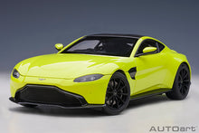 Indlæs billede til gallerivisning 1/18 2019 Aston Martin Vantage, lime essence 1:18