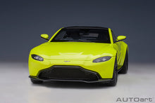 Indlæs billede til gallerivisning 1/18 2019 Aston Martin Vantage, lime essence 1:18