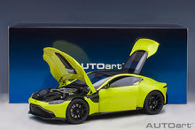 Indlæs billede til gallerivisning 1/18 2019 Aston Martin Vantage, lime essence 1:18